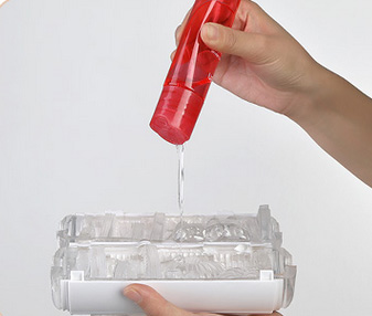 pha gel bôi trơn vào cốc thủ dâm